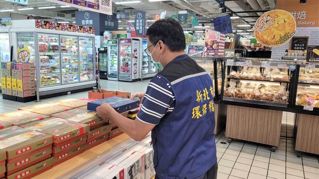 新北市环保局至辖内百货商场、量贩店等店家随机抽查50件中秋礼盒，其中一件有过度包装情形，依法最高可开罚15万元。（新北市环保局提供）