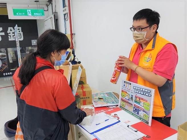 因应中秋烤肉活动正夯，新北市环保局向民眾宣导回收高压容器应落实「完、包、警、收」4步骤。（新北市环保局提供）