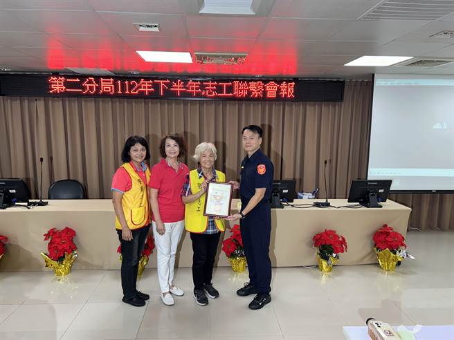 台中市警局第二分局28日表扬绩优志工，高龄78岁的林美津服务达17年，受奖后也誓言「活到老服务到老」。（第二分局提供／冯惠宜台中传真）