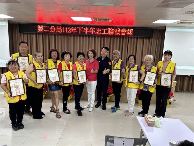 台中市警察局第二分局28日办理警察志工联繫会报暨特殊训练，并在会中表扬绩优志工。（第二分局提供／冯惠宜台中传真）