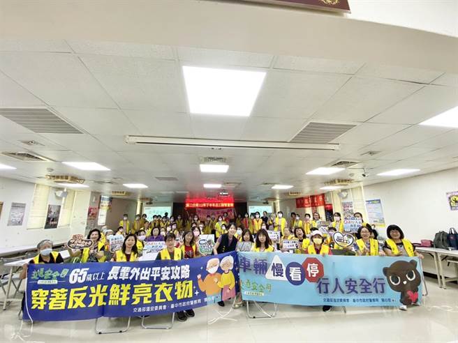 台中市警察局第二分局28日办理警察志工联繫会报暨特殊训练，并在会中表扬绩优志工。（第二分局提供／冯惠宜台中传真）