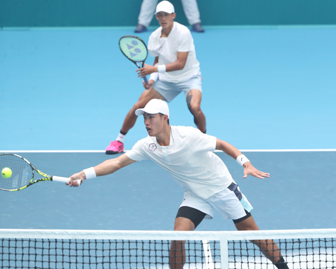 许育修（前）网前截击。（郑任南摄）