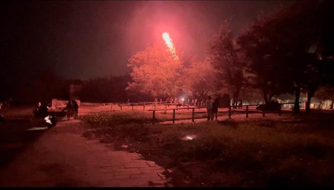 中秋连假前夕已有不少民眾深夜放烟火，台南市环保局开出5张罚单。（台南市环保局提供／曹婷婷台南传真）