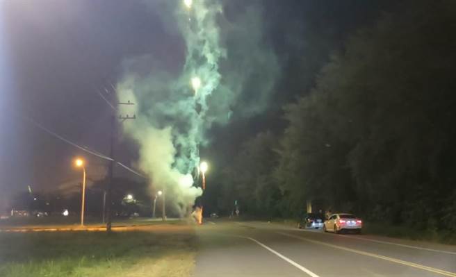 中秋连假前夕已有不少民眾深夜放烟火，台南市环保局开出5张罚单。（台南市环保局提供／曹婷婷台南传真）