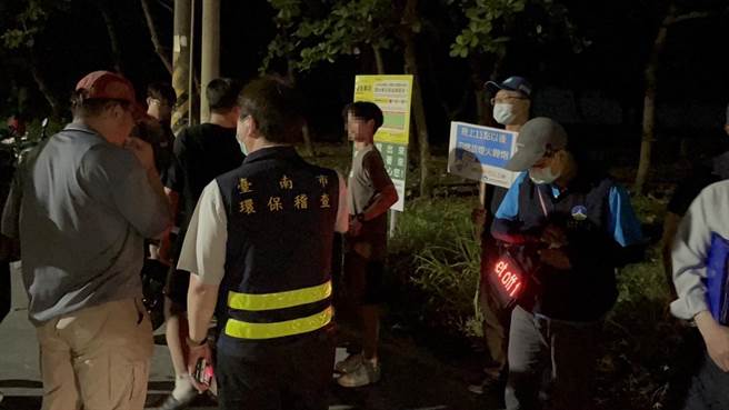 环保稽查员针对民眾深夜放烟火加强劝导与稽查，如查获就会当场开罚。（台南市环保局提供／曹婷婷台南传真）