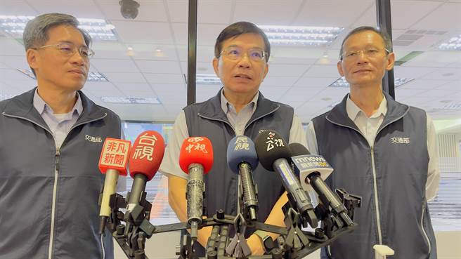 王国材说明今天上午国道交通疏运情形，建议用路人空间、时间分散行驶避开塞车。（吕健豪摄）