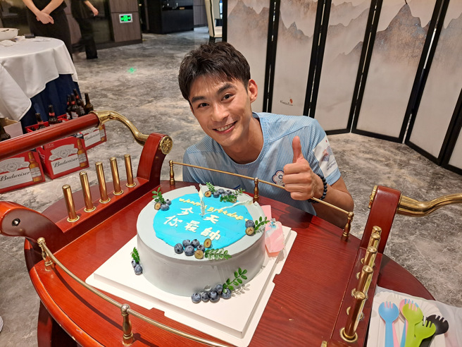「柔道男神」杨勇纬28日过26岁生日，团本部在庆功宴上也为他庆生。（中华奥会提供）