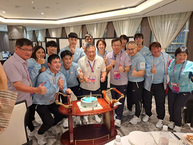 中华柔道队在杭州亚运拿下2面金牌，总领队蔡家福作东宴请代表队。（中华奥会提供）