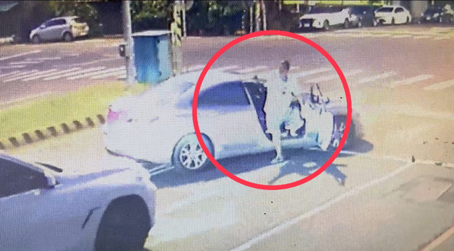 嫌犯对准BMW车主横扫16枪。（翻摄画面 / 民眾提供）