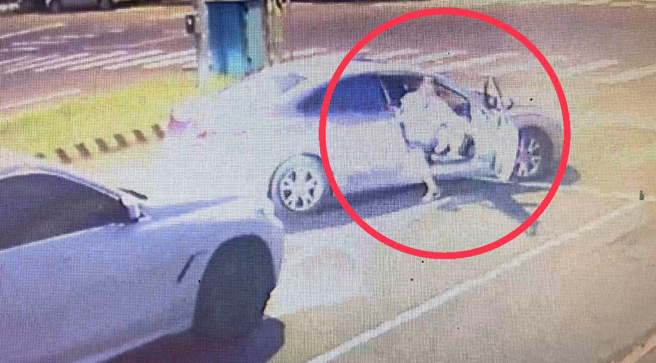 嫌犯开门。（翻摄画面 / 民眾提供）