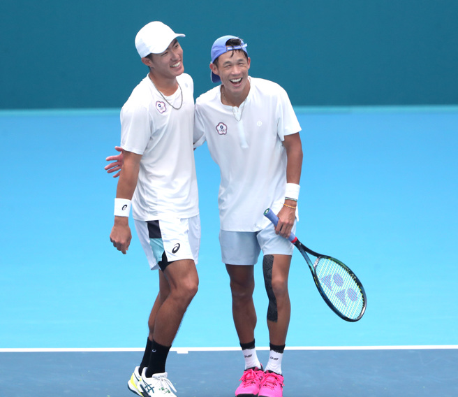 庄吉生（右）、许育修勇夺中华队在亚运网球男双首金。（郑任南摄）
