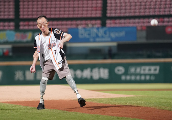 统一7-Eleven狮队本月（19日）于台南棒球场与乐天桃猿队交手，赛前特别安排一场别具意义的开球仪式，邀请因罹患怪病而截去四肢，仍不服输与病魔战斗的生命斗士王致远教授进行开球。（照片 /  统一狮球队）