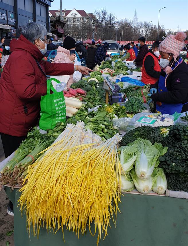 「货币政策进一步宽松可期」，陆官媒《证券时报》头版：物价防「冷」促回升。（蓝孝威摄）