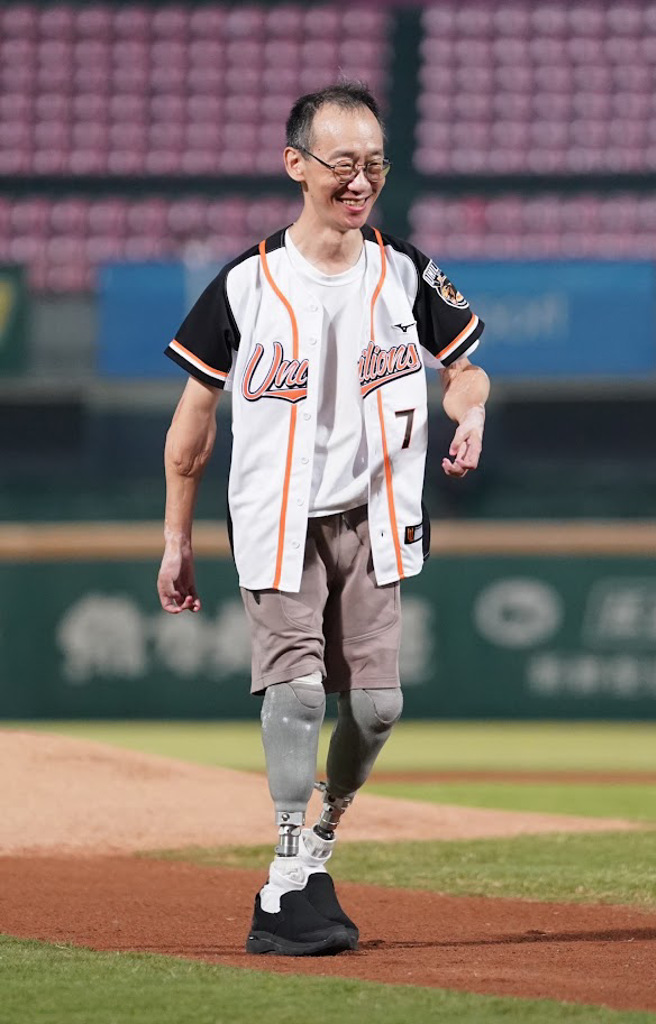 统一狮总经理苏泰安表示：「球队能邀请生命斗士王致远博士担任开球嘉宾，期许藉此让更多人认识王致远的故事和精神，传递无惧永不放弃的企图心和改变的力量。」（照片 / 统一狮球队）