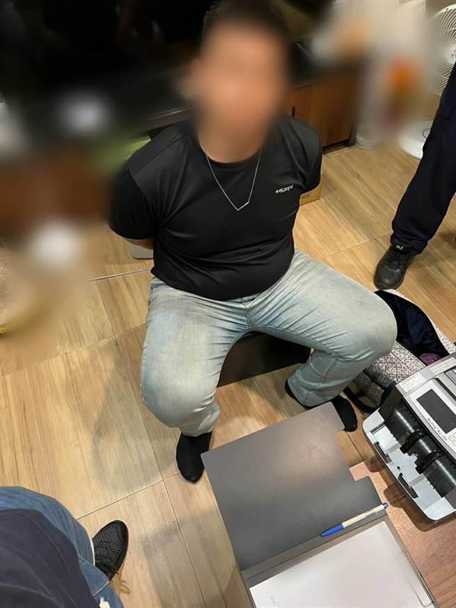 蓝姓车手现身取款，当场遭警方逮捕，并查扣相关证物。（中和警分局提供）
