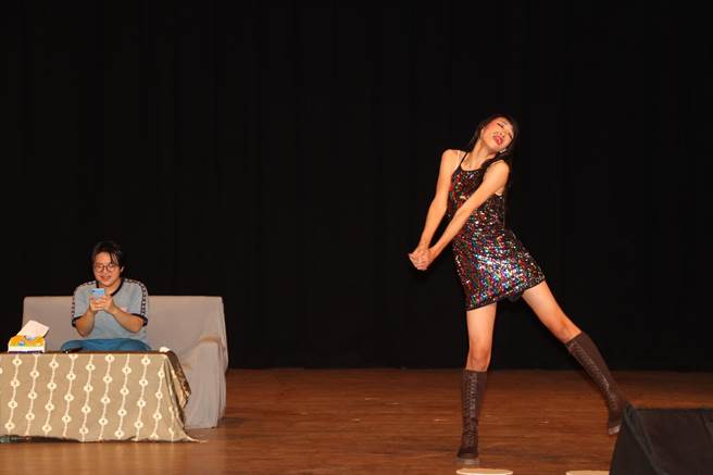 南强高职电视、电影科合作拍摄宣导短片「抖内」，透过网路及影片连结宣导，并于教师节当日在三峡安溪国中首演。（社会局提供）