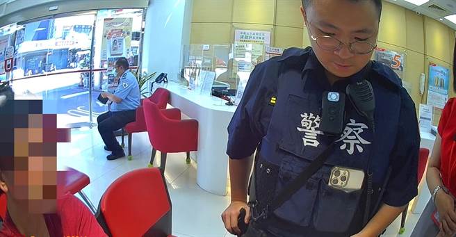 男子聽信網友投資茶餅可獲利，衝銀行欲匯款20多萬元。（八德警分局提供／陳夢茹桃園傳真）