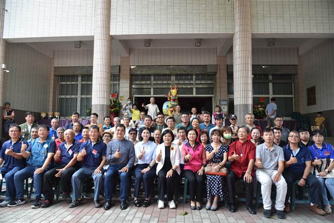 第10届「笨港五湖四海宴」今（29日）至10月1日在北港镇南阳国小活动中心摆桌，云林县长张丽善与所有工艺师们合影留念。（周丽兰摄）