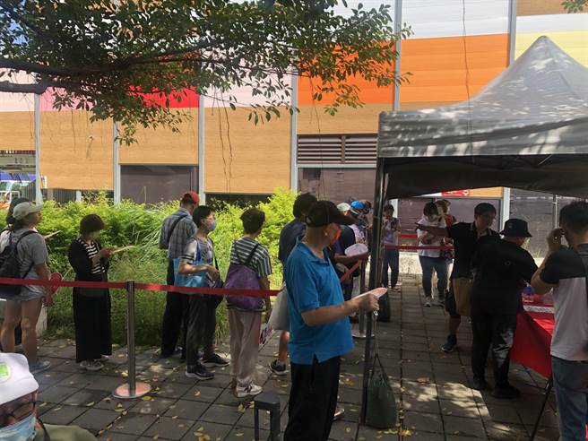南门中继市场29日举办「南门市场暂别感恩活动」，现场开卖限量2000份的9折「南门再相券」购物金，吸引民眾来排队。（张芷瑜摄）