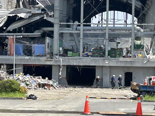 明扬屏东厂爆炸第8天，屏县府29日持续搜救失联的傅姓员工，家属也一直在旁守候，县长周春米稍早到现场慰访家属。（谢佳潾摄）