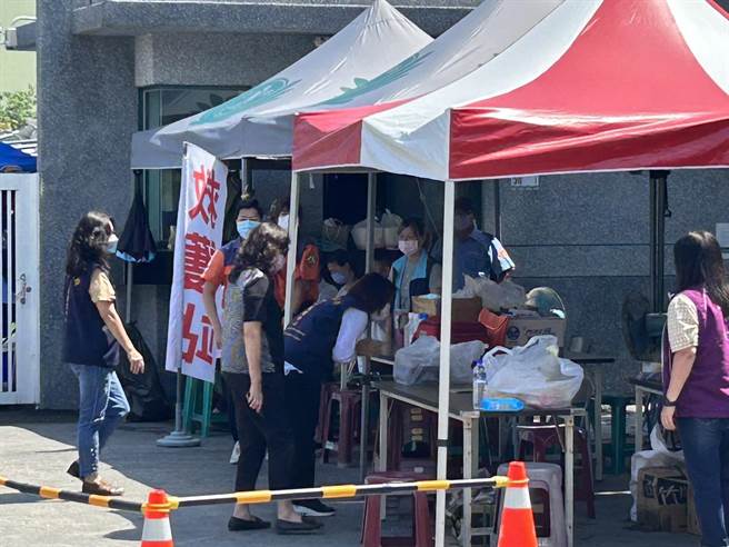 明扬屏东厂爆炸第8天，屏县府29日持续搜救失联的傅姓员工，家属也一直在旁守候，县长周春米稍早到现场慰访家属。（谢佳潾摄）