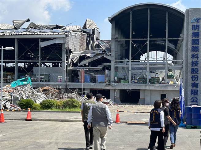 明扬屏东厂爆炸第8天，屏县府29日持续搜救失联的傅姓员工，家属也一直在旁守候，县长周春米稍早到现场慰访家属。（谢佳潾摄）
