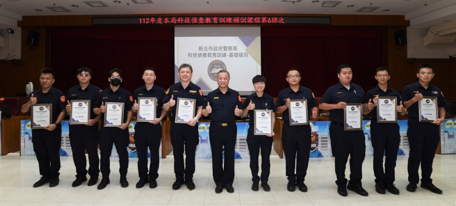 局长廖训诚并颁发完训证书。（照片 / 新北市警察局提供）