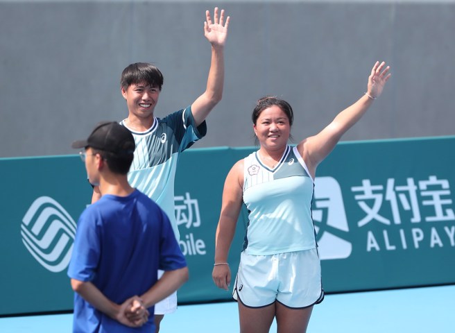 梁恩硕(右)、黄琮豪闯进网球混双金牌战。(郑任南摄)