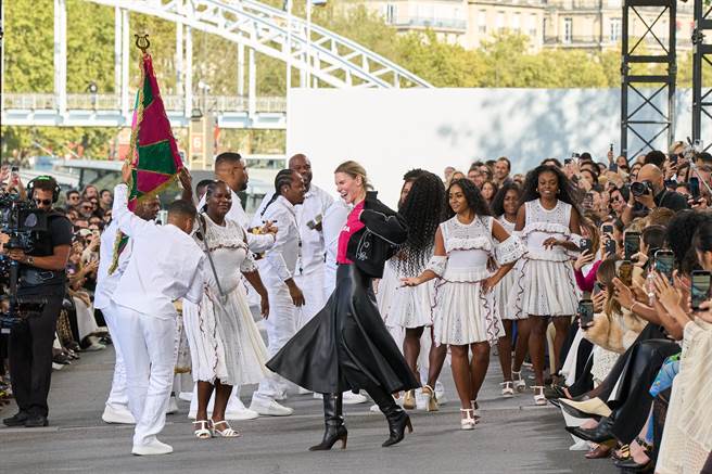 谢幕时创意总监请来森巴舞乐团，热热闹闹的结束自己的最后一季，也让看秀佳宾留下深刻印象（Chloe提供／黄唯淯巴黎传真）