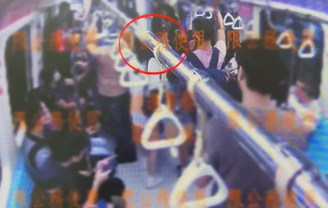 捷运车厢成擂台！ 不满拥挤遭撞爆衝突，2女互扯头髮沿途上演全武行。（翻摄自影片）