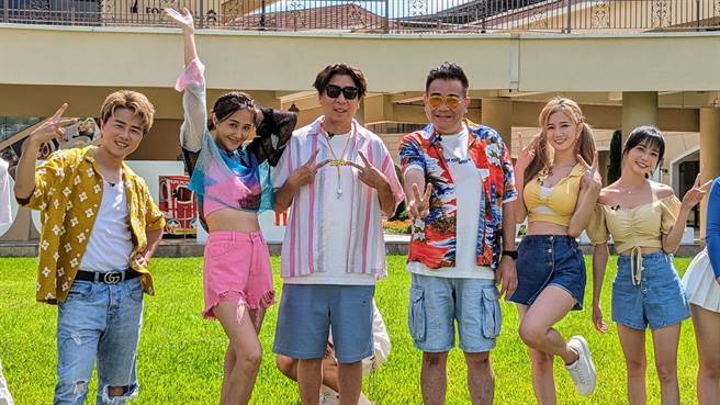 陈孟贤（左起）、何妤玟、梁赫群、白云、秀秀子、慈妹替单身男女配对。（中视提供）