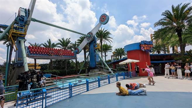 陈孟贤（前）、白云躺在地上模仿动物，模样搞笑。（中视提供）