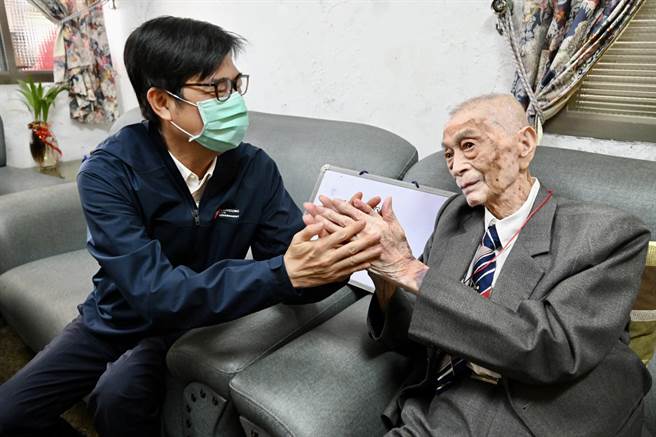 高雄市長陳其邁（左）與陳新發爺爺話家常。（社會局提供／林瑞益高雄傳真）