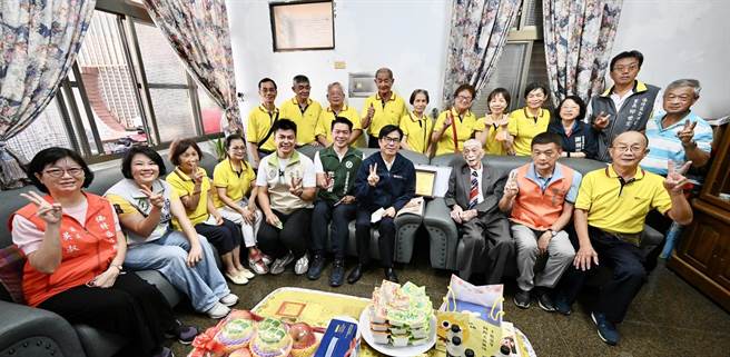 高雄市長陳其邁（前右四）與陳新發爺爺的家人合影。（社會局提供／林瑞益高雄傳真）