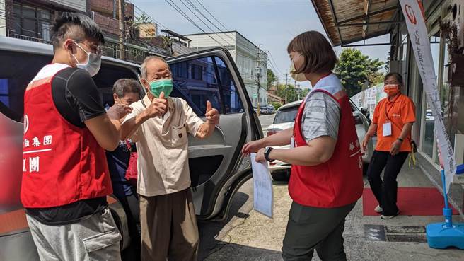 弘道志工每周定期关心陈爷爷状况，鼓励陈爷爷起来走走、晒晒太阳，一年多下来，陈爷爷已有明显进步。（弘道老人福利基金会提供）