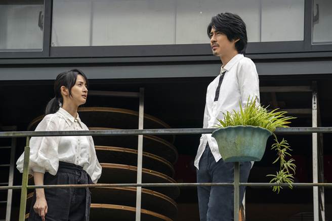 林依晨（左）和周渝民在片中互飙演技，演出充满戏剧张力。（甲上娱乐提供）