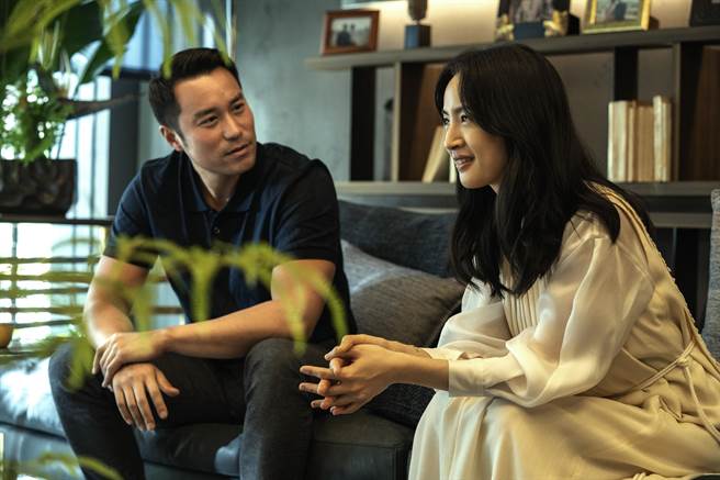 张孝全（左）和周林依晨在片中也有精彩对手戏。（甲上娱乐提供）