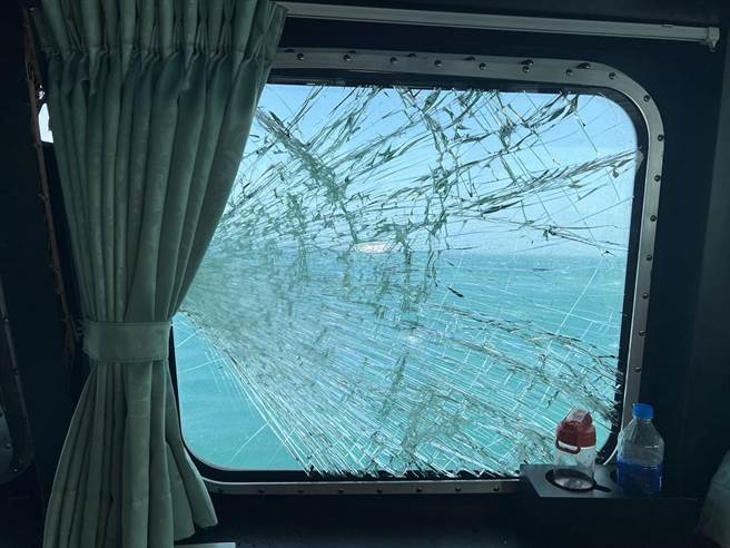 駕駛艙玻璃也破裂毀損。（海巡署提供）