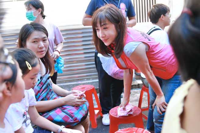 许淑华勤跑地方。(取自许淑华脸书)