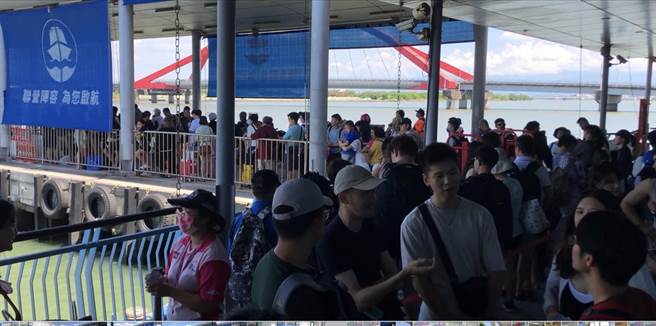 前往小琉球的东琉线、盐琉线码头也塞爆人，客船业者估计连假首日应有万人登岛。（客船联营处提供／谢佳潾屏东传真）