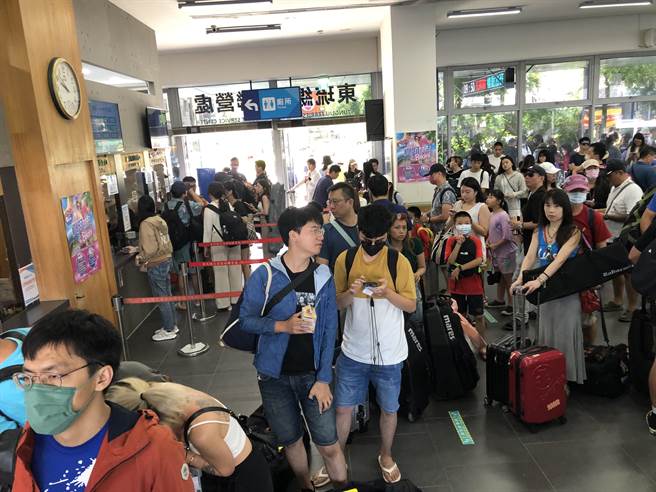 前往小琉球的东琉线、盐琉线码头也塞爆人，客船业者估计连假首日应有万人登岛。（客船联营处提供／谢佳潾屏东传真）