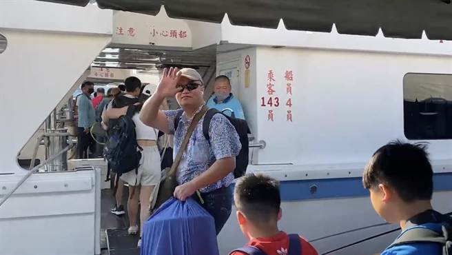前往小琉球的东琉线、盐琉线码头也塞爆人，客船业者估计连假首日应有万人登岛。（客船大福提供／谢佳潾屏东传真）