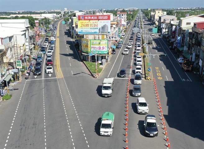 中秋连假29日开跑，当中南下垦丁路段、也就是台1线、台17线匯集的水底寮五岔路口，据警方统计，截至下午2时共涌入2万6400余辆车次。（警方提供／谢佳潾屏东传真）