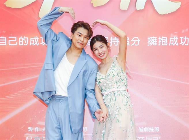 阿弟（左）和米可白有对手戏。（粘耿豪摄）