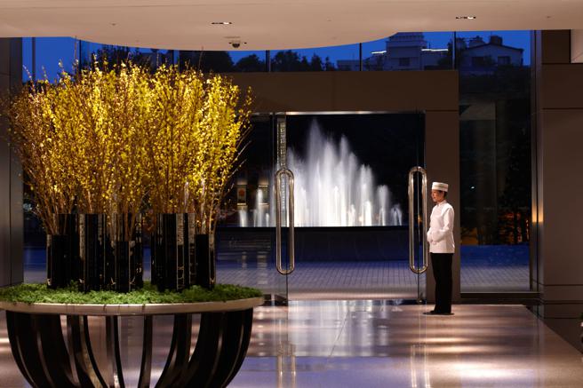 「白昼『义』文假期」住房专案的房客可享「晶华白昼专车」免费接驳服务。（台北晶华酒店提供）