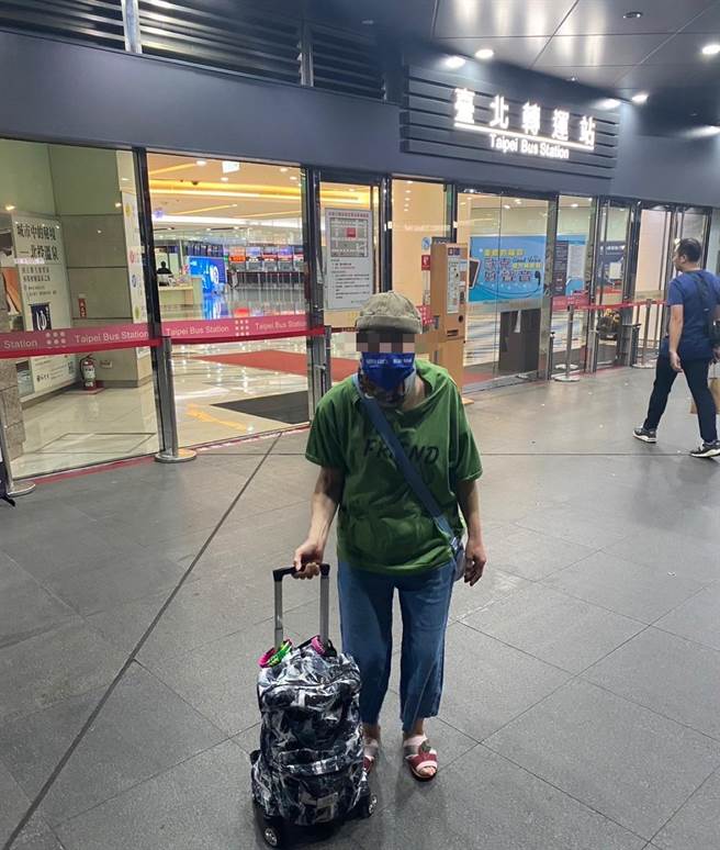 警方在台北转运站前发现迷途老妇。（翻摄照片／林郁平台北传真）