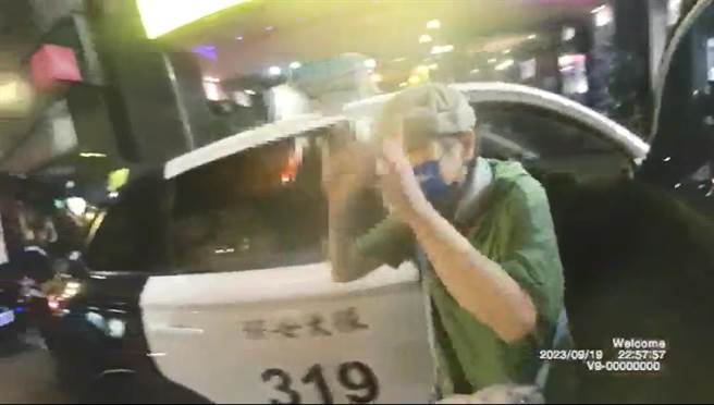 老妇见到家人开心地比YA，并感谢警方的热心协助。（翻摄照片／林郁平台北传真）