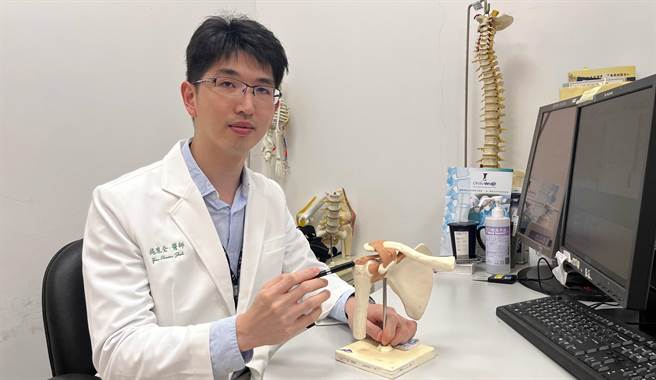 恩主公医院骨科医师施胤全表示，肩关节旋转肌是连结肩胛骨及上臂骨头的重要构造。（恩主公医院提供）