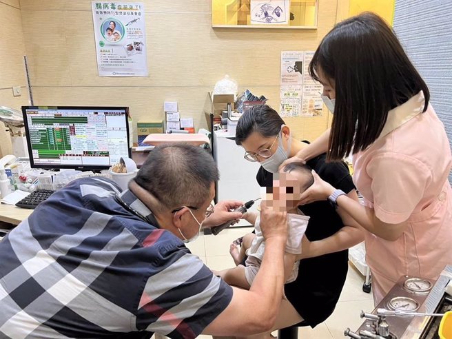 近来呼吸道融合病毒（RSV）大爆发，基层诊所病号爆增。（施胜桓提供／冯惠宜台中传真）