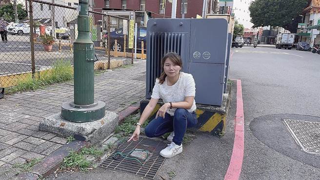 高市议员李雅静29日发现2年前电死人的同一肇事路灯不仅没改善，电线裸露的情况反而更加严重，她痛批「高市府草菅人命，今天公祭，明天忘记」。（李雅静提供／洪浩轩高雄传真）